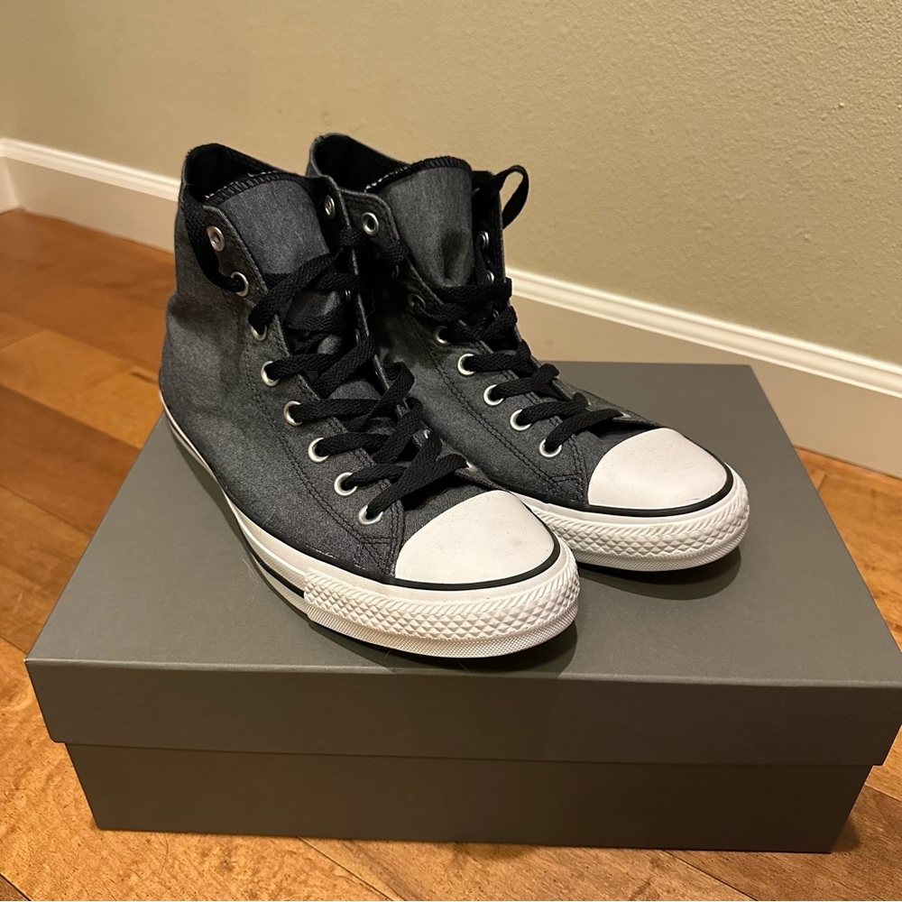 NEW Converse Chuck Taylors All Star High Tops Size 9